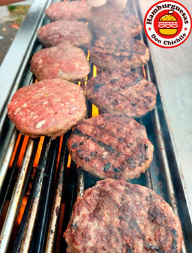 Hamburguesas gigantes a la parrila